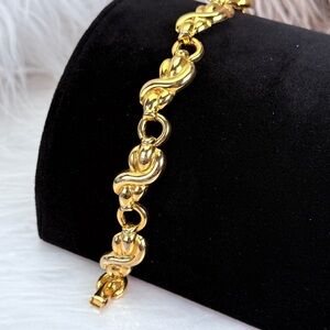 Lightweight goldtone, vintage costume bracelet